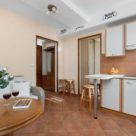 Comfortable With Parking Space By Renters Apartmán