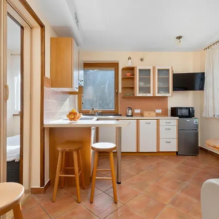 Comfortable With Parking Space By Renters Apartmán *