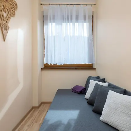 Comfortable With Parking Space By Renters Apartmán